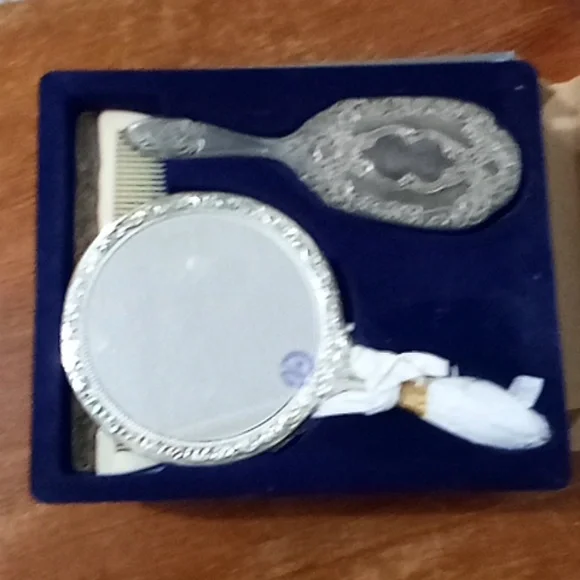 Silverplated vintage 3 piece dresser set. - Picture 2 of 5